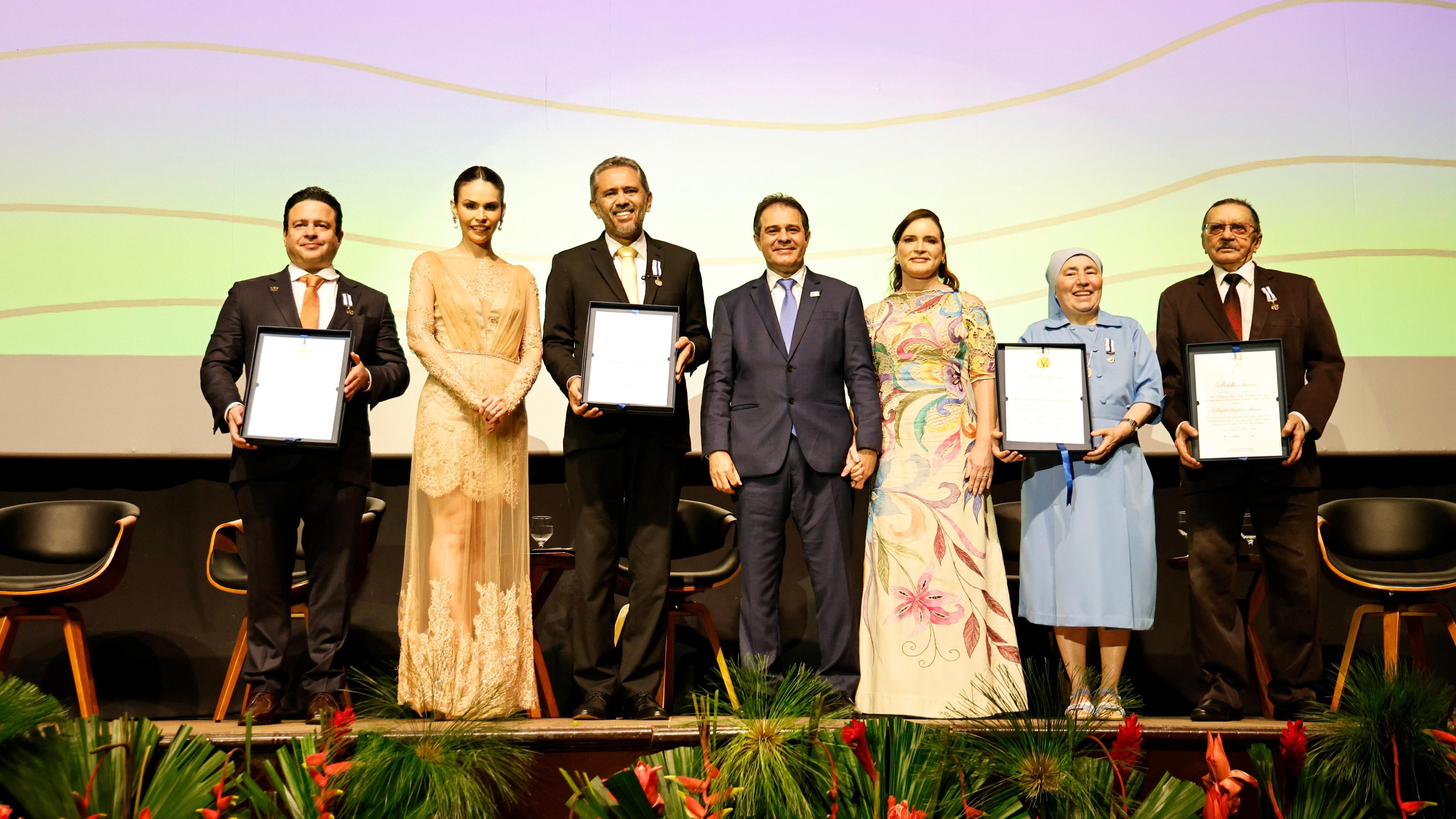 grupo de pessoas posa para a foto